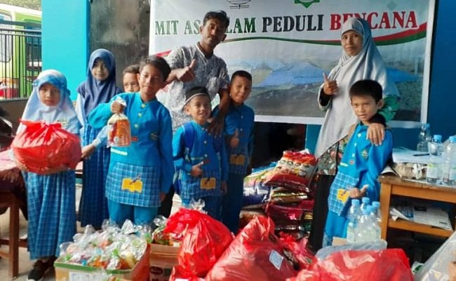 Sejumlah paket bantuan tahap pertama yang terkumpul di gedung MIT Assalam Ambon dan siap disalurkan ke beberapa lokasi pengungsian di Kecamatan Salahutu, Kabupaten Maluku Tengah, Rabu (2/10/2019) (FOTO:BERITABETA.COM)