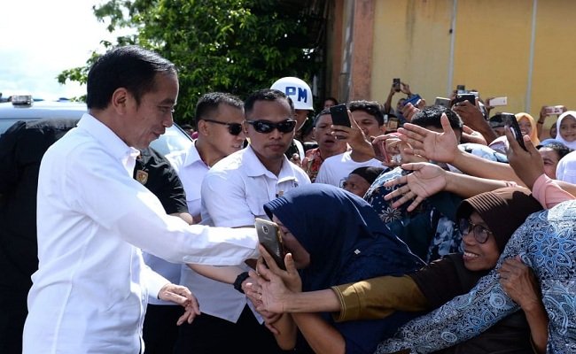 Presiden Jokowi bersalaman dengan warga di lokasi pengungsian Kampus Unidar Tulehu, sebelum bersama  rombongan bersiap menuju Bandara Internasional Pattimura untuk melanjutkan perjalanan ke Palu Sulawesi Tengah, Selasa (29/10/2019)
