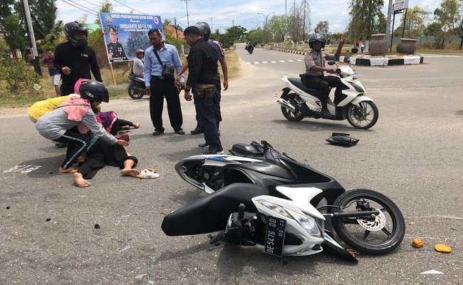 Tabrakan motor dengan mobil angkutan kota (angkot) di perempatan jalan Jikubesar, menuju Mapolres Pulau Buru, Namlea, sekitar pukul 11.20 WIT yang menewaskan Sugiharti (58) dan Tusinah Hurdidayah (50), Selasa (29/10/2019)  