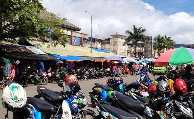 Kondisi Pasar Mardika, Kota Ambon saat ini, terlihat tidak terurus dan penuh dengan bangunan liar (DOK: BERITABETA.COM)