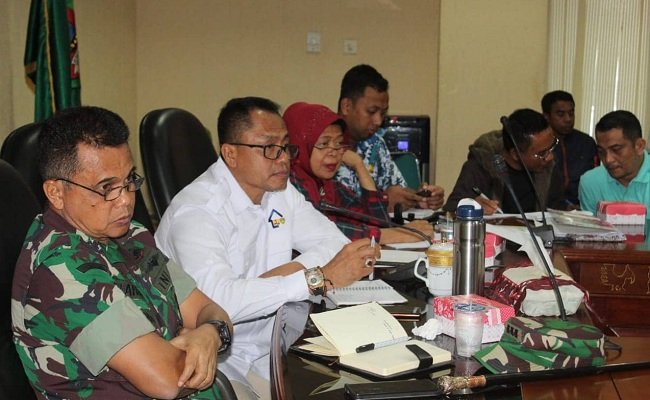 Penjabat Sekda Maluku Kasrul Selang didampingi Kepala Badan Penaggulangan Bencana Daerah (BPBD), Farida Salampessy dan Kepala Seksi Data,Informasi BMKG Maluku, Andi Ashari, Danrem Kolonel Inf. Hartono dan Dandim Pulau Ambon Letkol Inf TNI Fendri Navyanto, saat memimpin rapat percepatan penanganan bencana gempa bumi, Sabtu (12/10/2019) (FOTO: HUMASMALUKU)