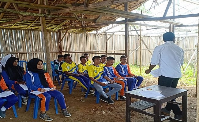 Puluhan siswa/siswi SMA Persiapan Tamher Warat, Kecamatan Kesui Watubela, Kabupaten Seram Bagian Timur,  saat mengikuti proses belajar mengajar di ruang kelas yang berdinding gaba-gaba dan berlantai tanah. Gedung sekolah ini sudah roboh tersapu angina (FOTO: Istimewa) 