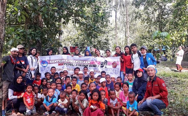 Kegiatan ‘trauma healing’ yang digelar mahasiswa Unpatti di lokasi pengungsian yang terletak di kawasan hutan, Desa Rohomoni, Kecamatan Pulau Haruku, Kabupaten Maluku Tengah,  Jumat (4/10/2019).  