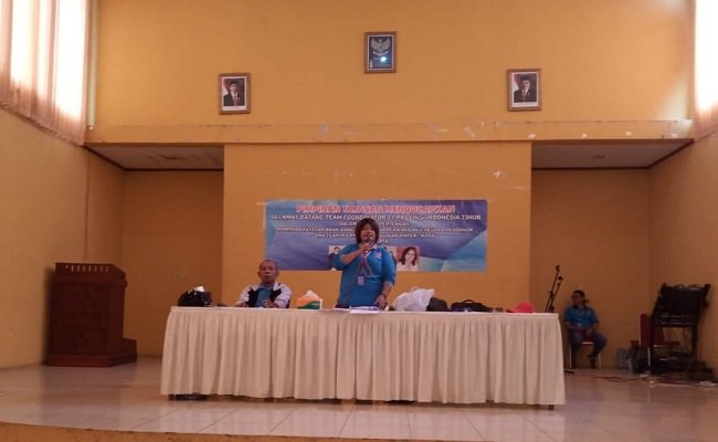 Yosefa Jenalia Kelbulan saat memberikan arahan kepada para relawan YAB dalam rapat yang berlangsung di Ambon, Rabu (09/10/19)