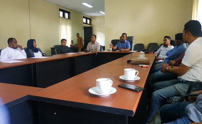 Badko HMI Maluku-Maluku Utara, HMI Cabang SBT dan Fospen Bula menggelar pertemuan dengan DPRD SBT,  membahas nasib para karyawan yang di-PHK di PT. Citic Seram Energy Limited (CSEL). Pertemuan di gelar di Gedung DPRD SBT, Senin (4/11/2019).