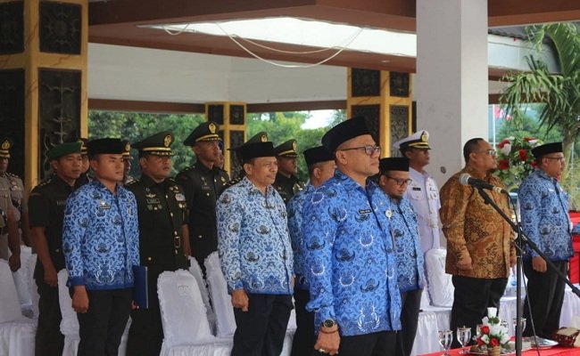 Penjabat Sekretaris Daerah Provinsi Maluku, Kasrul Selang saat memimpin upacara peringatan hari KORPRI ke-48 Tahun 2019 yang dipusatkan di Lapangan Merdeka, Ambon, Jumat (29/11/2019)