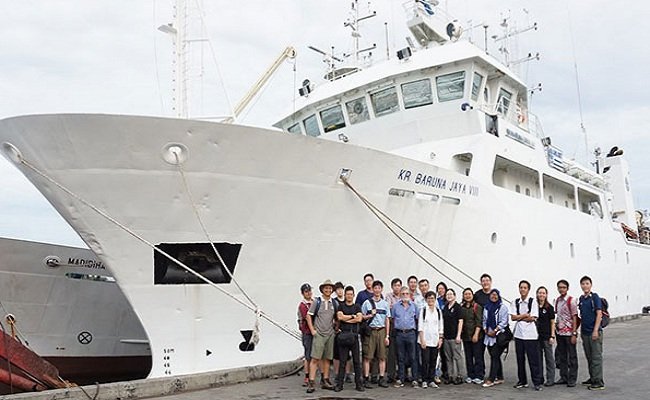 Tim peneliti dari Lembaga Ilmu Pengetahuan Indonesia (LIPI) saat  bekerja sama dengan National University of Singapore (NUS) Singapura, saat melakukan ekspedisi dengan menggunakan Kapal Riset (KR) Baruna Jaya VIII milik LIPI sebagai wahana penelitian pada 23 Maret 2018 silam
