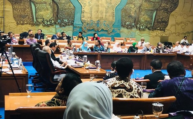 Suasana rapat kerja  Komisi VII DPR RI dengan Menteri  ESDM Arifin Tasrif yang berlangsung  di Ruang Rapat Komisi VII DPR, Jakarta, Rabu (27/11/2019).