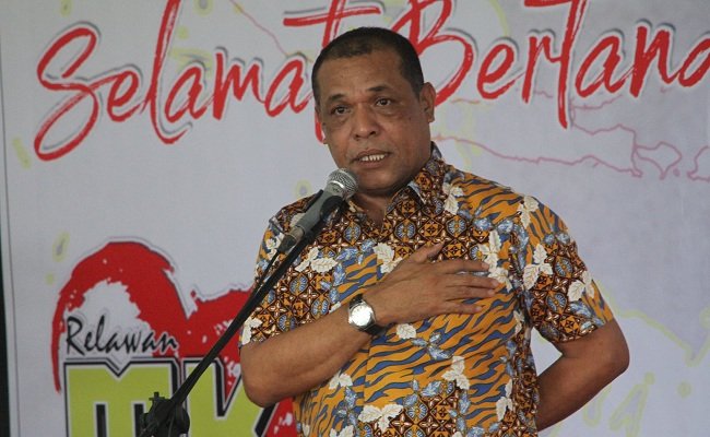 Bupati SBT dan Ketua DPD II Partai Golkar Kabupaten SBT Mukti Keliobas