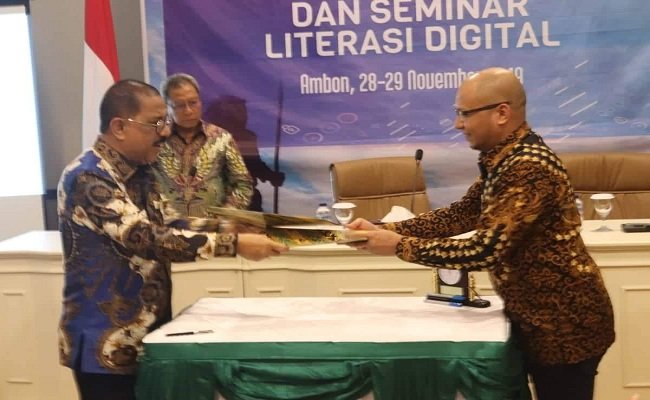 Penandatanganan MoU oleh Ketua Umum APJII, Jamalul Izza dan Walikota Ambon, Richard Louhenapessy yang berlangsung di Balai Kota Ambon, Kamis (28/11/2019).