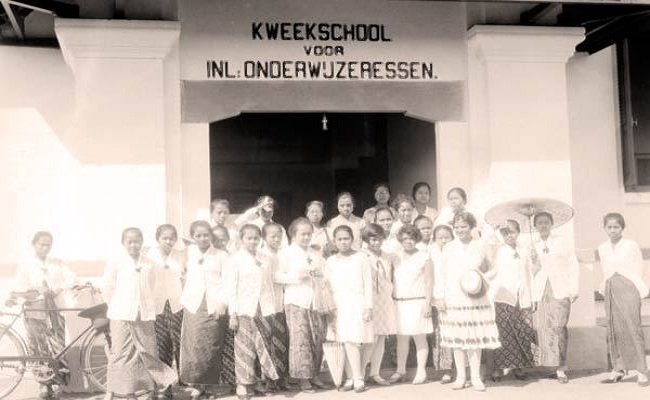 Sekolah pendidikan guru (kweekschool) di Nusantara diselenggarakan pada tahun 1819 di Ambon oleh Joseph Kam yang terkenal dengan julukan “Rasul Maluku”, seorang misionaris Kristen yang dibantu oleh VOC (sumber foto : lenterakecil.com)