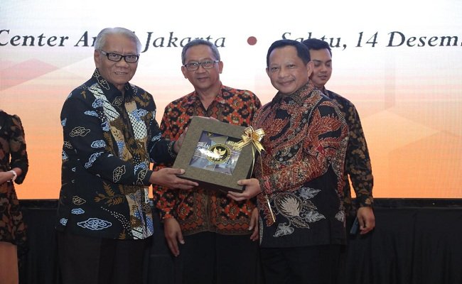 Mendagri Tito Karnavian bersama Ketua DKPP Harjono pada Rapat Koordinasi Nasional Tim Pemeriksa Daerah (Rakornas TPD) dan Penyampaian Laporan Kinerja DKPP Tahun 2019, di Hotel Mercure Ancol, Jakarta, Sabtu (14/12/2019). (FOTO : HUMAS DKPP)