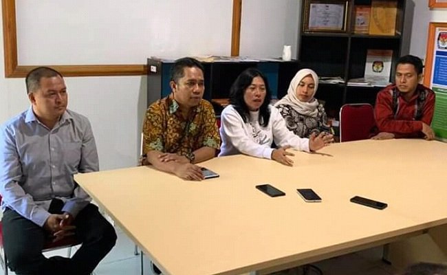 Kepala Biro Teknis dan Hupmas KPU RI, Nur Syarifah (tengah pakai baju putih) melakukan kunjungan kerja ke kantor KPU Kota Palu di Sulawesi Tengah, Kamis (26/12/2019). 