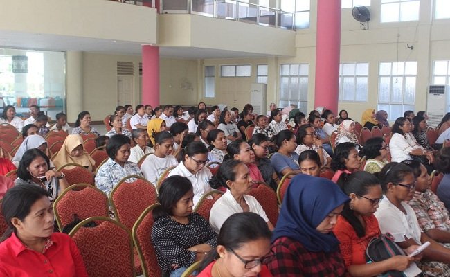 Ratusan ibu yang berasal dari PKK, OPDKB, KUPT KB, PKB/PLKB dan kader serta anggota kelompok BKB saat mengikuti kegiatan ‘Gerakan Orang Tua Hebat’ di Gedung PKK Maluku, Rabu (4/11/2019)  