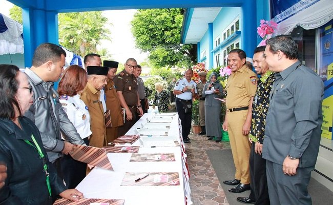 Bupati Maluku Tengah Tuasikal Abua menyerahkan DIPA 2020 secara simbolis kepada kepada satker kementrian/lembaga, untuk wilayah bayar KPPN Masohi tahun 2020 di Masohi, Selasa (10/12/2019). 