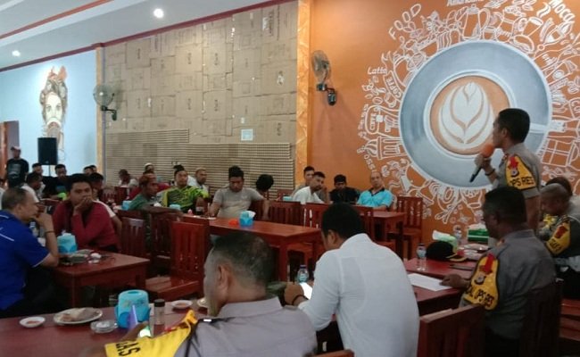 Kapolres Seram Bagian Barat (SBB), AKBP Bayu Tarida Butar Butar, menggelar pertemuan bersama pekerja pers dan para pemilik bengkel saat dalam acara “Coffee Morning” yang berlangsung di Cafe GR, Piru, Senin (30/12/2019).