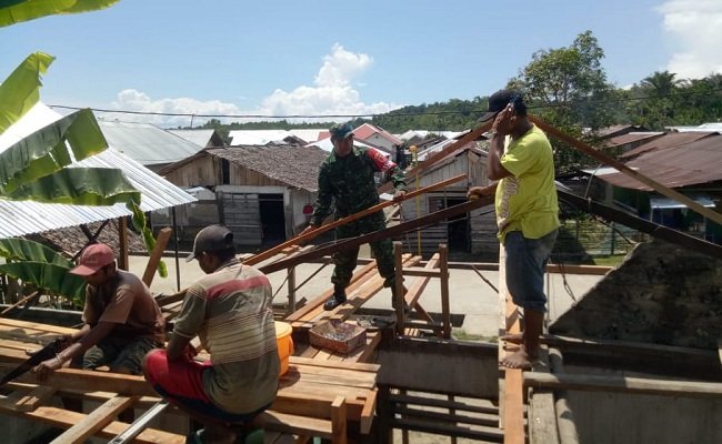Babinsa Desa Iha Kulur, Serma D.H. Putuhena, ikut membantu pembangunan rumah warga pasangan lanjut usia (lansia) La Siama dan Wa Nasia di Dusun Uhe, Desa Iha Kulur, bersama warga pada, Kamis (26/12/2019).