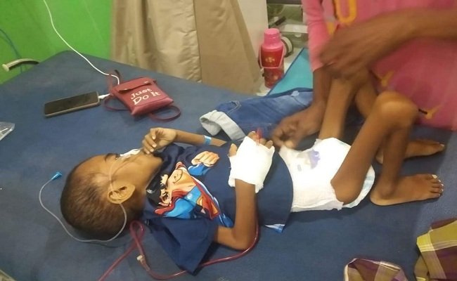 Anak penderita gizi buruk, Lahusin Tan Rubun (6), asal Desa Effa, Kecamatan Wakate, Kabupaten Seram Bagian Timur, saat menjalani pemeriksaan di RSUD Bula, Rabu (18/12/2019)
