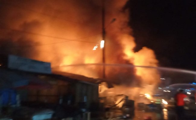 Puluhan Kios di Pasar Arumbai Terbakar, Senin pukul 01.16 WIT