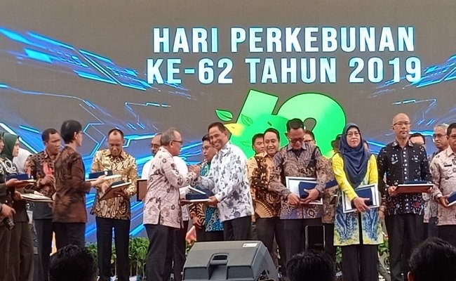 Wakil Bupati Malteng, Marlatu Leleury saat menerima penghargaan kepada Bupati berprestasi  di bidang perkebunan yang diberikan Kementerian Pertanian, Direktorat Jenderal Perkebunan, dalam puncak ancara Hari Perkebunan ke-62 tahun 2019 di Polbangtan, Malang, Jawa Timur pada Selasa (10/12/19).  