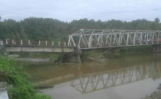 Kondisi Jembatan Waikaka Desa Tala, yang hinggi kini belum diperbaiki, membuat arus transportasi di jalur Lintas Pulau Seram masih terputus. (FOTO : YUDIE)