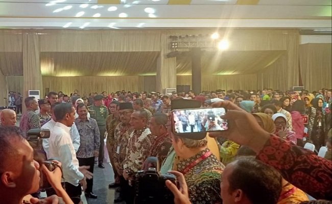 Gubernur Maluku Murad Ismail bersama sejumlah kepala daerah, saat mendegarkan arahan Presiden Jokowi acara pencanangan Gerakan Bersama Menuju Eliminasi TBC 2030 yang berlangsung di Cimahi Techno Park, Bandung, Rabu (29/1/2020). (FOTO : HUMASMALUKU)