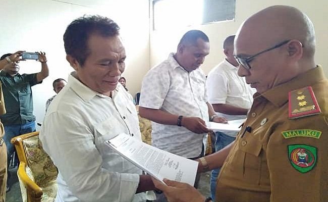 Penyerahan Surat Perintah Tugas (SPT) secara simbolis oleh Plt. Kepala Dinas Pemberdayaan Masyarakat Desa (PMD) Provinsi Maluku, Ismail Usemahu kepada salah satu Tenaga Pendamping Profesional yang berlangsung di Kantor Dinas PMD Provinsi Maluku, Senin (13/1/2020) 