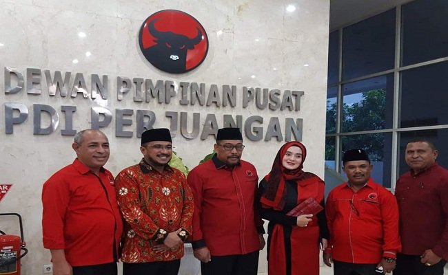 Pasangan Calon (Paslon) Fachri Husni Alkatiri – Arobi Kelian, menapit Ketua DPD PDI-Perjuanan Maluku Murad Ismail, usai penyerahan rekomendasi PDI-P kepada pasangan ini di Kantor DPP PDI-P Jakarta, Rabu (19/2/2020)