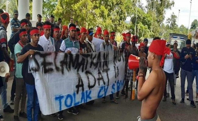 Mahasiswa dan masyarakat adat Sabuai yang tergabung dalam mahasiswa adat Welyhata, melakukan aksi demonsterasi di depan Kantor DPRD Maluku, Kamis (27/2/2020).