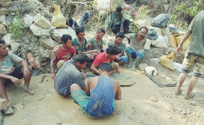 Para penambang emas ilegal yang diamankan aparat keamanan dalam operasi pembersihan di lokasi tambang Gunung Botak, Sabtu (8/2/2020) 