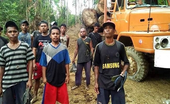 Puluhan Warga Desa Sabuai, Kecamatan Werinama, melakukan memboikot akitivitas penebangan kayu yang dilakukan CV. Sumber Berkat Makmur di hutan adat.