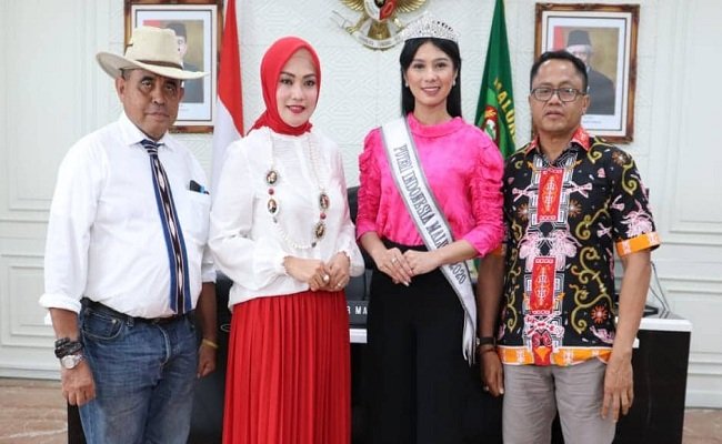 Yoan Clara Teken (baju pink) didampingi Widya Murad Ismail, Sekretaris Daerah Kasrul Selang (kanan) dan Kadis Pariwisata Maluku, Max Pattinama (kiri) saat berkunjung ke ke Kantor Gubernur, Jumat (14/2/2020)