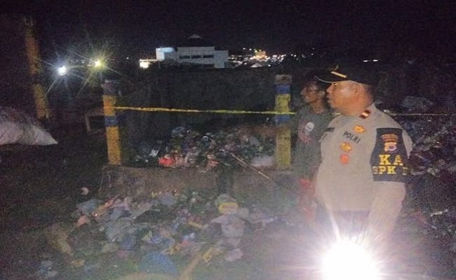 Petugas dari kepolisian saat menyelidiki lokasi tempat ditemukan mayat bayi perempuan di Wailela, Ambon 