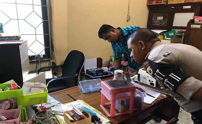Polisi saat memeriksa lokasi pencurian yang terjadi di salah satu ruang kerja Kantor Bappeda, Kabupaten Buru, Rabu (04/03/2020)