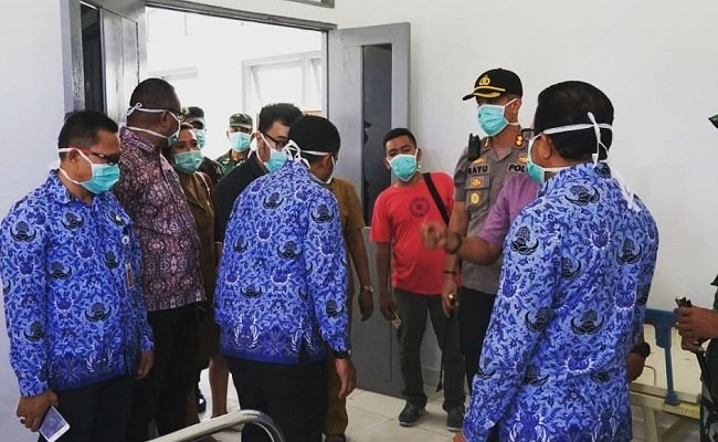 Bupati SBB M. Yasin Payapo bersama sejumlah pimpinan OPD dan Forkopimda menggunakan masker usai menggelar rapat pembenmtukan Tim Pengendalian Virus Corona di Kabupaten SBB, Selasa siang (17/03/2020)