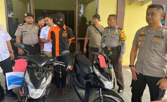 Pelaku curanmor berinisial SL, berhasil dibekuk Kepolisian Resort (Polres) Seram Bagian Timur (SBT), bersama barang bukti dua unit sepeda motor (FOTO: Humas Polres SBT)