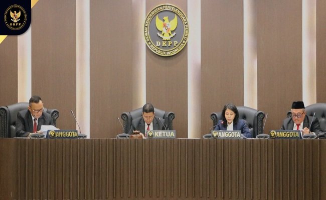 Plt Ketua DKPP, Prof. Muhammad saat memimpin sidang DKPP didampingi tiga anggota DKPP di ruang sidang Gedung Treasury Learning Center (TLC), Jalan KH. Wahid Hasyim Nomor 117, Jakarta Pusat,  Rabu (18/3/2020) (FOTO: Humas DKPP)
