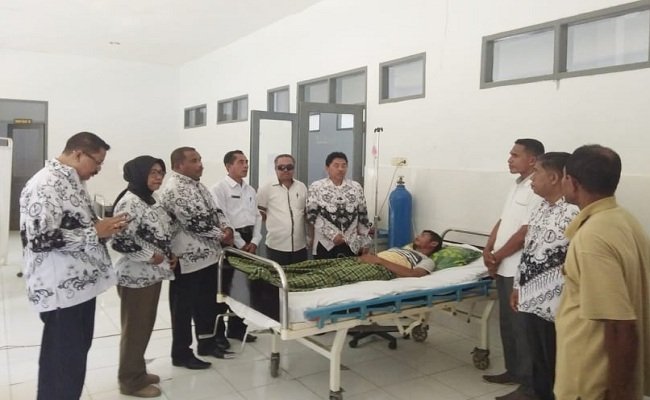 Rombongan Pengurus PGRI Provinsi Maluku saat menjenguk Dirwan Sombalatu,  guru honorer  di SMP PGRI Buano, Kecamatan Huamual, Kabupaten SBB yang dirawat di RSUD Piru, Rabu (11/03/2020)