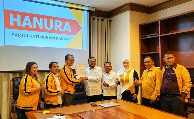 Penyerahan rekomendasi Partai Hanura kepada Paslon FAHAM dilakukan oleh Ketua Pemenangan Pilkada DPP Hanura, Ferdinand Naingolan didampingi Ketua OKK DPP Hanura, Mulyadi di Kantor DPP Partai Hanura di Jakarta, Senin (9/03/2020) sekitar pukul 12.30 WIB.