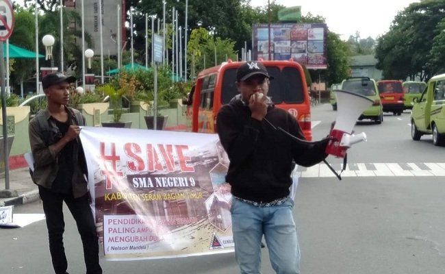 Aksi demo mahasiswa asal SBT di kawasan Gong Perdamaian Kota Ambon, menuntut pemerintah memperhatikan kondisi SMA Negeri 9 di Desa Rumfakar Kecamatan Kian Darat SBT yang rusak parah, Rabu (11/3/2020)