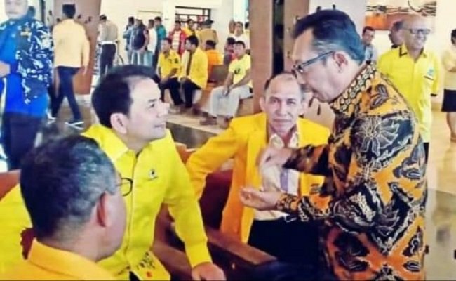 Wagub Maluku Barnabas Orno saat berbincang-bincang dengan Wakil Ketua DPP Partai Golkar, Azis Syamsudin saat pembukaan Musda ke 10 DPD Partai Golkar Maluku, di The Natsepa, Ambon, Sabtu siang (7/3/2020).