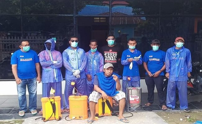 Sejumlah relawan pendukung Fachri Husni Alkatiri melakukan penyemprotan disinfektan di wilayah Bula, Seram Bagian Timur, Rabu (25/03/2020). (FOTO: Istimewa)