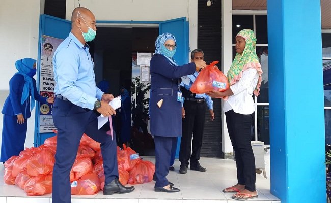 PT. Bank Maluku – Maluku Utara Cabang Namlea, meyalurkan sebanyak 200 paket sembako kepada masyarakat Buru yang terdampak wabah Covid-19, Rabu (29/4/2020)