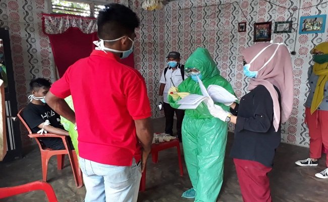 Tim medis dari Gugus Tugas Covid-19 Kabupaten Buru saat melakukan Rapid Test kepada mahasiswa asal Buru yang juga rekan pasien 01 Buru, Rabu (22/4/2020)