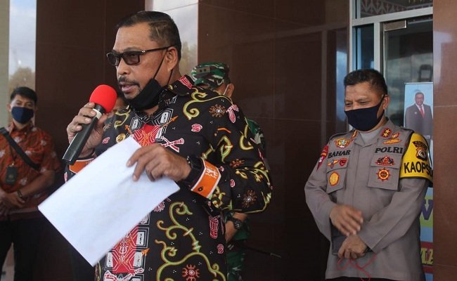 Gubernur Maluku Murad Ismail saat memberikan keterangan kepada pers di depan Kantor Gubernur Maluku, Kamis (16/4/2020).