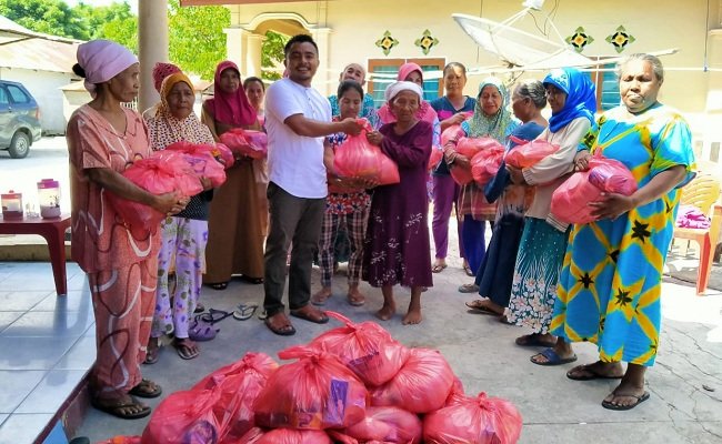 Anggota DPRD Kabupaten Buru, Irfan Papalia melakukan pembagian paket sembako kepada Lansia di Desa Waeura, Kecamatan Waplau, Kebupaten Buru, Kamis (23/4/2020). 