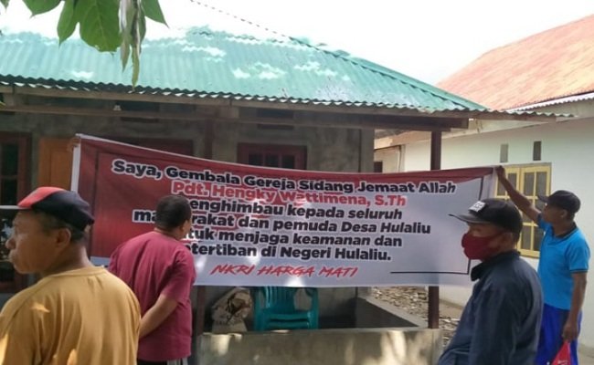 Pemasangan spanduk deklarasi untuk menjaga keamanan dan ketertiban masyarakat dalam bingkai NKRI ini dipimpin langsung oleh Pendeta Hengky Wattimena, S.Th., di Negeri Hualilu, Kecamatan Pulau Haruku, Kabupaten Malteng, Selasa (21/4/ 2020).