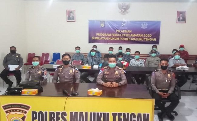 Kapolres Malteng AKBP Hendrik Purwono memberikan keterangan pers kepada awak media usai melakukan video confrence (vicon) di Mapolres Malteng, Rabu (15/4/2020).