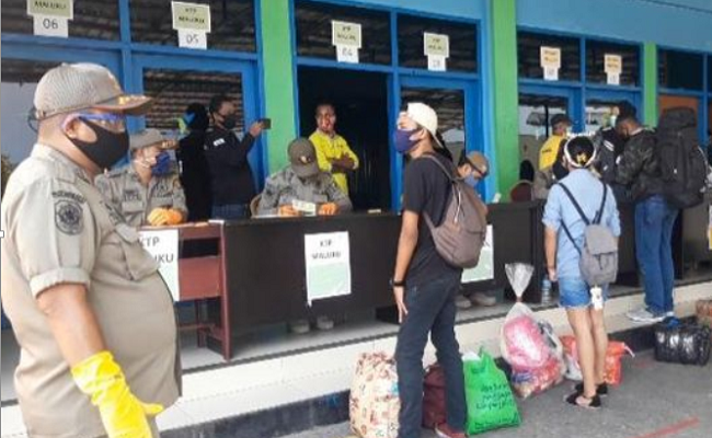 Puluhan penumpang KM. Dobonsolo saat tiba di Pelabuhan Yos Sudarso Ambon, diawasi dengan ketat oleh petugas pelabuhan sebelum dikarantina di Asrama Haji Waiheru Ambon, Jumat (17/4/2020)
