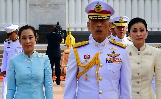 Raja Thailand, Maha Vajiralongkorn diapit istri dan selirnya